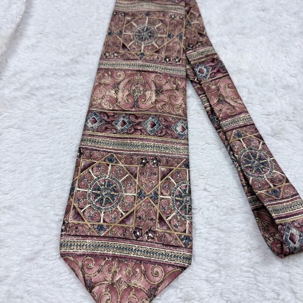 Classic Geometric Men's Tie - Picture 2 of 5